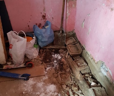 Douăzeci şi şase de persoane care ocupau ilegal două imobile din Iaşi au fost evacuate de Primărie - FOTO