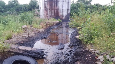 Peste 80 de tone de reziduuri petroliere s-au scurs pe terenul unei foste rafinării din Râmnicu Sărat după ce rezervoarele au fost distruse de hoţi de fier vechi - FOTO