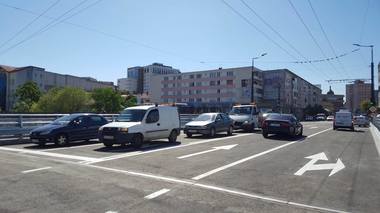 Cluj: Boc a inaugurat Podul Traian cerându-le constructorilor să stea sub el în momentul în care a fost traversat de primele maşini
