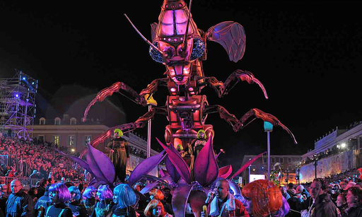 Festivalul internaţional de teatru de stradă în weekend, în Bucureşti: Acrobaţi, paradă cu insecte cyborg şi teatru urban
