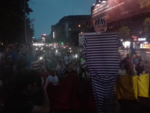 UPDATE: Protestul "Împreună salvăm ţara de corupţi" s-a încheiat după aproximativ trei ore. Câteva sute de protestatari au mers, în marş, de la Piaţa Victoriei la Palatul Parlamentului, scandând "Hoţii!" şi "Justiţie, nu corupţie". VIDEO