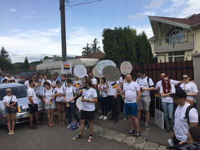 Cluj: Peste cinci sute de oameni, la un marş de susţinere a minorităţilor sexuale. Deputatul USR Adrian Dohotaru, printre participanţi 