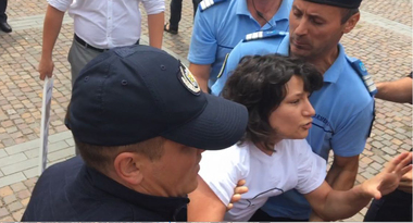 Jandarmeria verifică „posibila încălcare” a legii adunărilor publice în cazul fetei care a fost luată cu duba de la mitingul pentru familia tradiţională. UPDATE. VIDEO