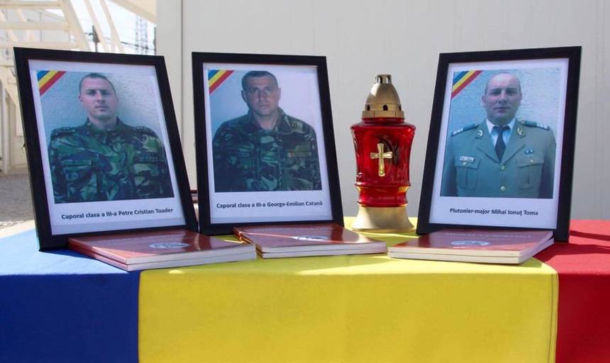Ministrul Apărării a depus coroane de flori şi a transmis condoleanţe familiilor celor trei militari morţi în accidentul din Argeş