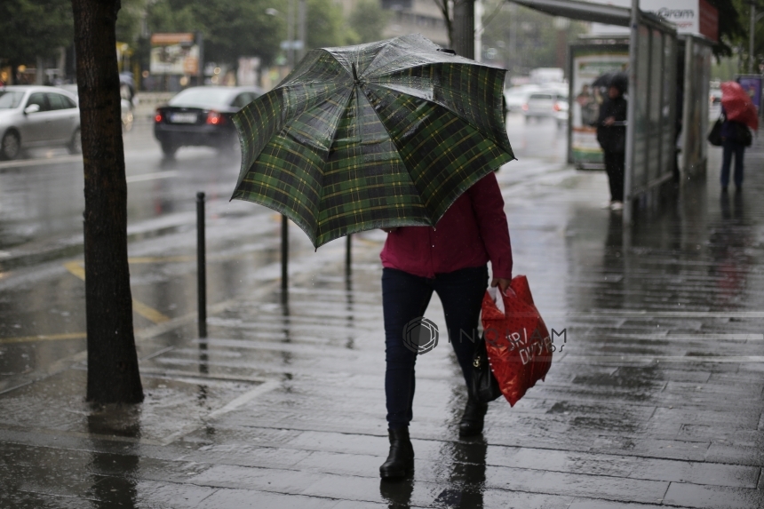 ANM: Cod portocaliu de furtuni în Bucureşti, în 15 judeţe şi în zona de munte din alte patru, până marţi la ora 10.00