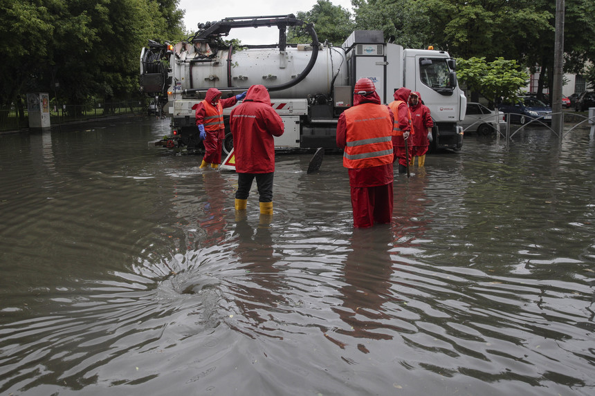 Mai multe străzi din Capitală au fost inundate, în urma ploilor; au fost înregistrate 153 de solicitări pentru intervenţie. GALERIE FOTO