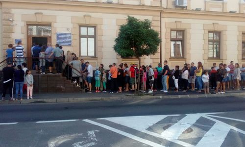 Sibiu: Zeci de oameni stau zilnic la coadă ca să depună actele pentru obţinerea paşapoartelor