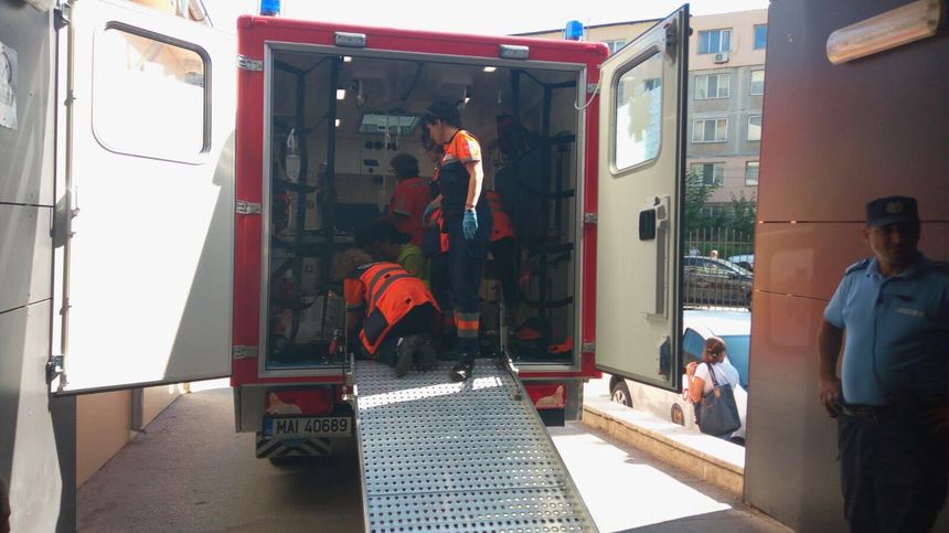 Opt dintre răniţii în accidentul din Teleorman, între care trei copii şi o femeie însărcinată, aduşi la spitale din Capitală