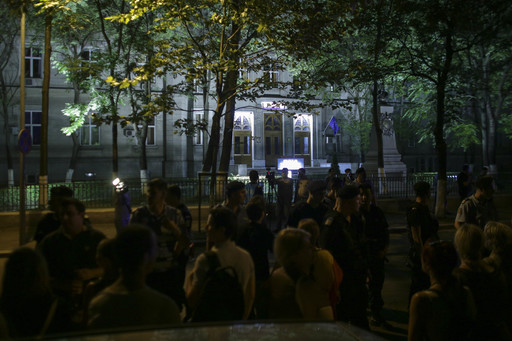 Protestul "Apărarea justiţiei independente" - Aproximativ 400 de manifestanţi au ajuns la sediul DNA, unde au aplaudat