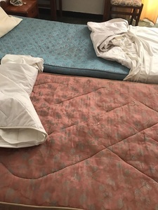 Zeci de camere de la trei hoteluri din Eforie Nord, închise temporar după ce au fost găsite saltele murdare şi mobilier degradat - FOTO/ VIDEO