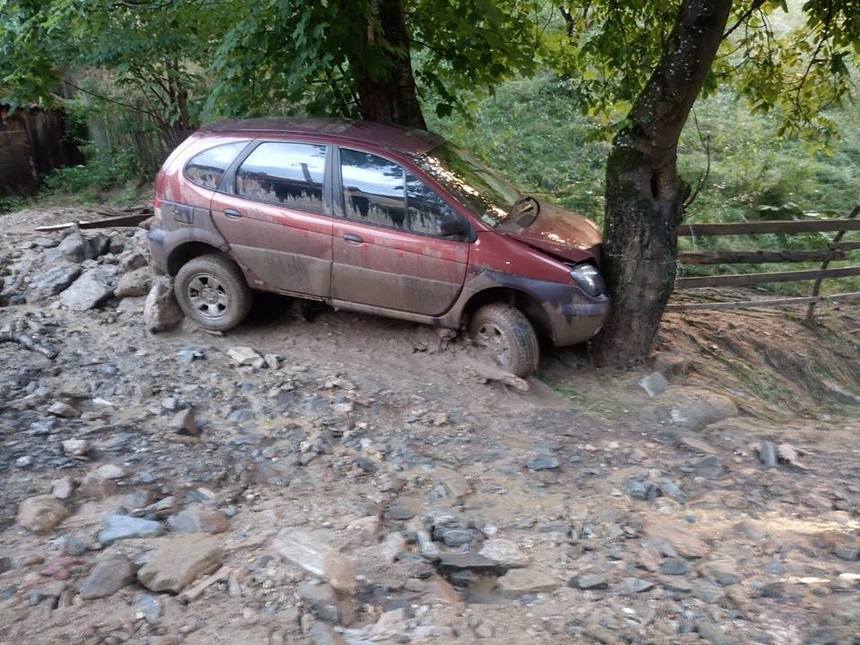 Străzi şi curţi inundate în Alba Iulia, în urma unei ploi puternice. La Şugag, apa a purtat câţiva metri o maşină