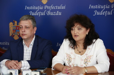 Prefectura Buzău, acţionată în instanţă de sute de oameni care nu şi-au primit titlurile de proprietate
