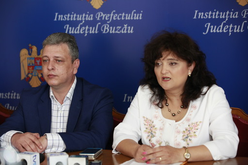 Prefectura Buzău, acţionată în instanţă de sute de oameni care nu şi-au primit titlurile de proprietate
