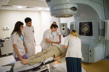 Investiţie de şase milioane de euro la Spitalul Judeţean Bacău pentru un aparat de radioterapie performant 