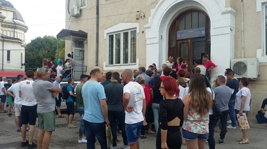Aglomeraţie la Serviciul de Paşapoarte Galaţi; aproximativ 200 de persoane aşteaptă in fiecare zi la rând