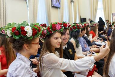 Iaşi: 47 de elevi care au obţinut media 10 la Evaluarea Naţională şi la Bacalaureaut au primit câte o tabletă din partea Primăriei