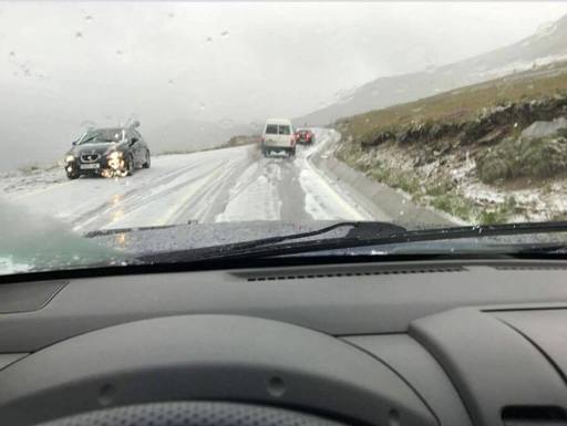 Ninsoare de iulie pe Transalpina. Drumarii îi sfătuiesc pe şoferii cu maşini neechipate să tragă pe dreapta 