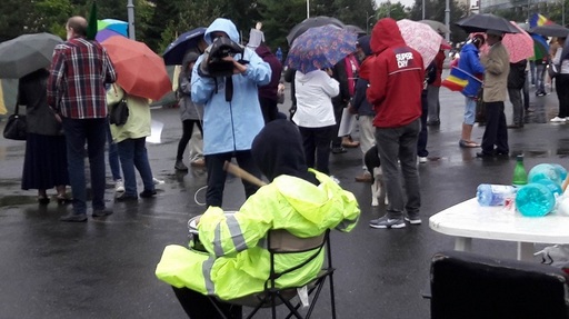 Mitingul anti-PSD s-a încheiat. Manifestanţii au pus cătuşe pe poarta sediului PSD şi au lipit poza lui Soros lângă sigla partidului