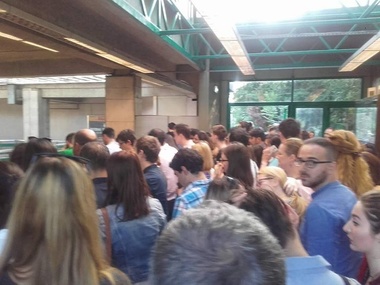 Aglomeraţie la staţia de metrou Pipera în a doua zi de la introducerea noului sistem de acces. Angajaţii Metrorex, mobilizaţi să-i ajute pe călători. FOTO