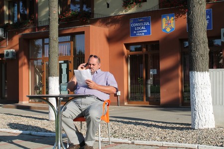 Arad: Un viceprimar demis după ce PRU l-a exclus din partid continuă să meargă la lucru, instalându-şi un birou în stradă - FOTO