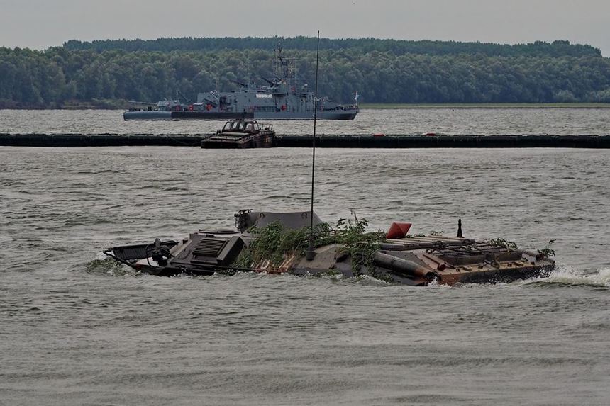 Un transportor amfibiu blindat TAB-77 s-a scufundat în timpul unui exerciţiu militar pe braţul Borcea