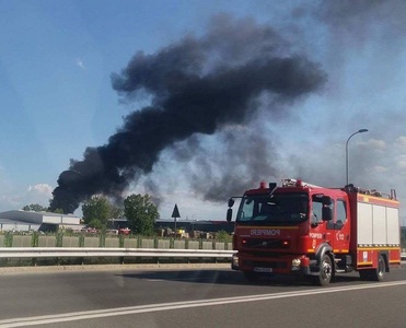 Alba Iulia: Peste 300 de pubele şi containere de plastic au ars într-un incendiu, fumul gros fiind vizibil de la câţiva kilometri