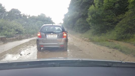 Argeş: Traficul rutier pe DN 73 a fost reluat, după două ore în care a fost blocat de aluviuni