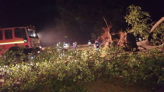 UPDATE - O persoană a murit, iar alte 16 au fost rănite într-un camping în urma unei furtuni puternice în Bihor. FOTO