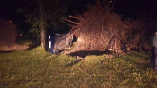IGSU: 14 victime în urma furtunii din Bihor, un mort şi 13 răniţi. Raed Arafat anunţă că nu se aşteaptă să mai fie găsite alte victime