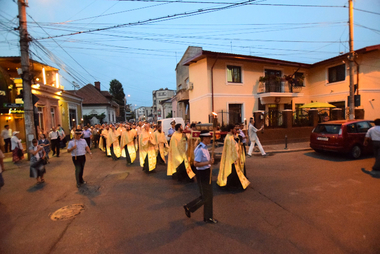 Sute de bucureşteni şi 20 de preoţi, la o procesiune cu moaştele Sfântului Pantelimon, de hramul bisericii de la Foişorul de Foc
