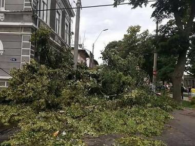 Curţi şi locuinţe inundate, drumuri blocate şi localităţi fără curent electric, în urma furtunilor. Mai multe localităţi din Constanţa, inundate în urma ploilor. DN22 Tulcea-Galaţi este inundat la intersecţia cu un drum judeţean