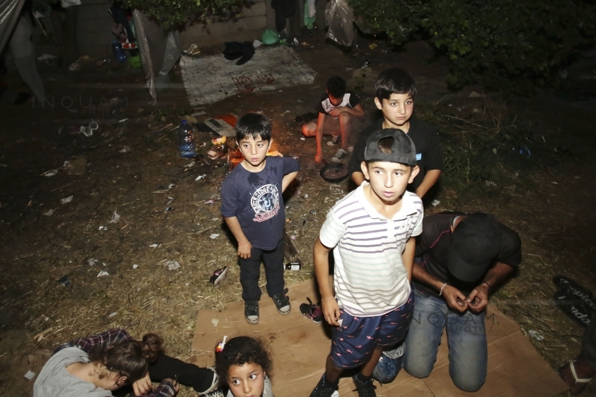 UPDATE - Aproximativ 40 de refugiaţi, printre care şi copii, şi-au făcut o tabără improvizată, la marginea oraşului Timişoara. Poliţiştii şi jandarmii au descins în tabără pentru a-i prelua pe transfugi

