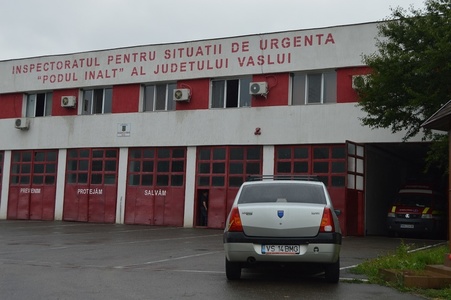 Vaslui: Şeful ISU, reclamat de angajaţi că blochează cu maşina familiei activitatea operativă a maşinilor de intervenţie a pompierilor FOTO