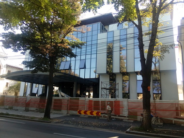 Primăria Galaţi se mută într-un nou sediu în care s-au investit peste 25 de milioane de lei; 30.000 de euro, daţi pentru două picturi murale
