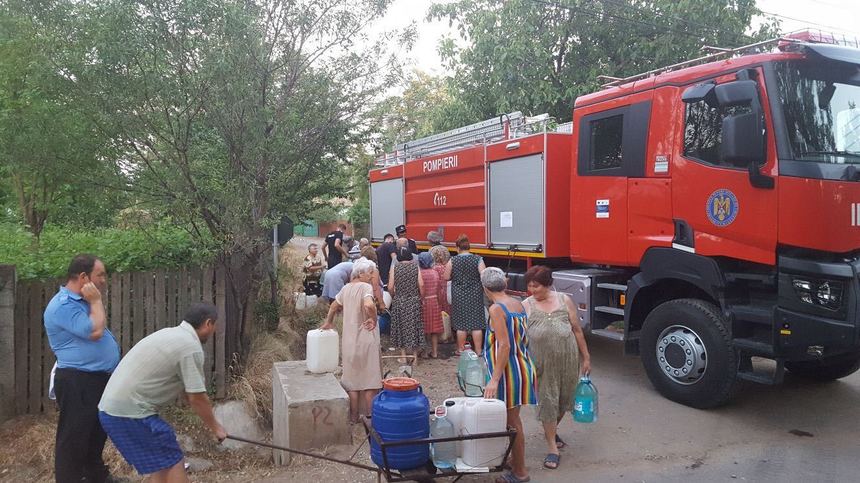 Două localităţi din Prahova, fără apă potabilă din cauza scăderii presiunii. Localnicii primesc apă cu cisterna