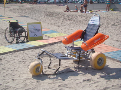 Prima plajă pentru persoanele cu dizabilităţi, amenajată la Mamaia, fiind dotată cu scaune flotabile şi şezlonguri speciale - FOTO