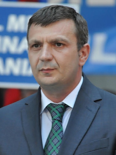 Şefi din CJ Caraş-Severin, filmaţi dansând pe mese la o petrecere, în timpul unui curs de instruire în administraţia publică, plătit din bani publici. VIDEO