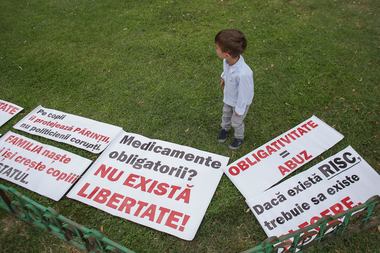 UPDATE Aproximativ 150 de persoane au manifestat în Piaţa Victoriei împotriva proiectului Legii vaccinării. FOTO, VIDEO