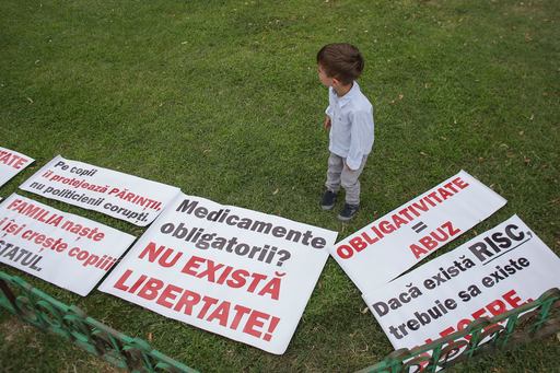 UPDATE Aproximativ 150 de persoane au manifestat în Piaţa Victoriei împotriva proiectului Legii vaccinării. FOTO, VIDEO
