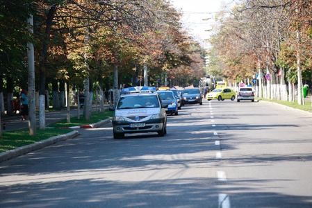 Zeci de instructori auto independenţi protestează cu maşinile pe străzile din Buzău - FOTO