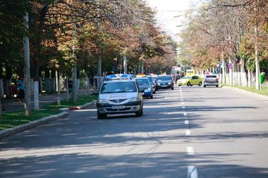 Zeci de instructori auto independenţi protestează cu maşinile pe străzile din Buzău - FOTO