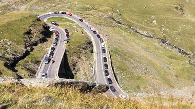 Aglomeraţie pe Transfăşărăşan unde sute de maşini circulă în coloană, atât pe sensul de urcare dinspre Sibiu, cât şi în judeţul Argeş
