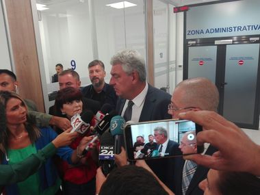 Premierul a mers la noul sediu al Serviciului de Paşapoarte din Plaza România, unde peste 200 de oameni au depus deja cereri. Tudose: În sfârşit sunt condiţii civilizate