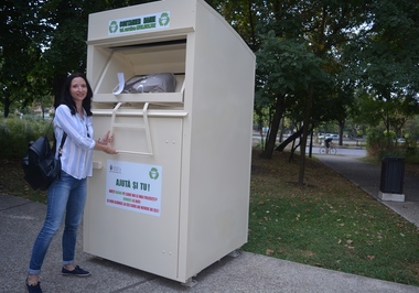Bucureştenii pot dona haine persoanelor nevoiaşe la containerele special amenajate în 15 parcuri din Sectorul 1
