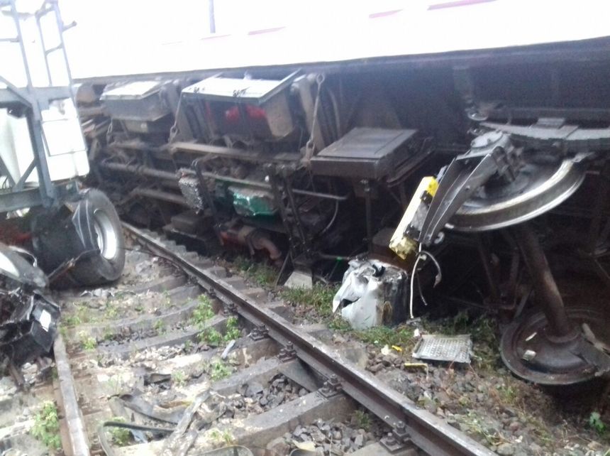 Traficul feroviar în judeţul Vâlcea, blocat în urma accidentului provocat de un şofer de TIR, a fost reluat după aproximativ 15 ore