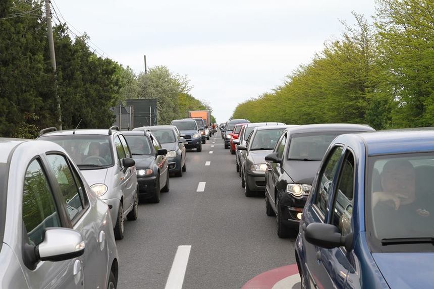 Trafic intens pe DN 7, unde maşinile circulă cu zece kilometri la oră. Pe Valea Prahovei valorile de trafic au scăzut