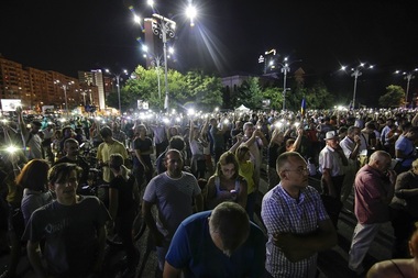 UPDATE - Protestul din Piaţa Victoriei s-a încheiat. Peste 1500 de persoane au scandat împotriva Guvernului şi a PSD. Manifestaţii similare au avut loc în Iaşi, Cluj şi Braşov - VIDEO. FOTO