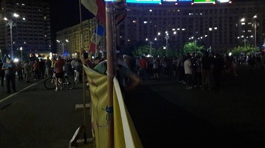 Numărul protestatarilor adunaţi în Piaţa Victoriei a trecut de 1.000. Ei au cântat imnul naţional şi au aprins luminile telefoanelor mobile