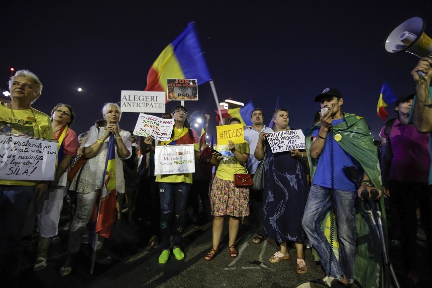 Protestul din Piaţa Victoriei s-a încheiat. Peste 1500 de persoane au scandat împotriva Guvernului şi a PSD. Manifestaţii similare au avut loc în Iaşi, Cluj şi Braşov