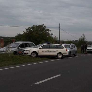 Timiş: Trei răniţi într-o acţiune în care s-au tras focuri de armă pentru oprirea a două maşini pline cu migranţi care au spart o barieră a Poliţiei. VIDEO